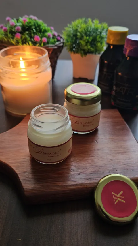 Mini velas Bacarat Rouge sobre tábua de madeira